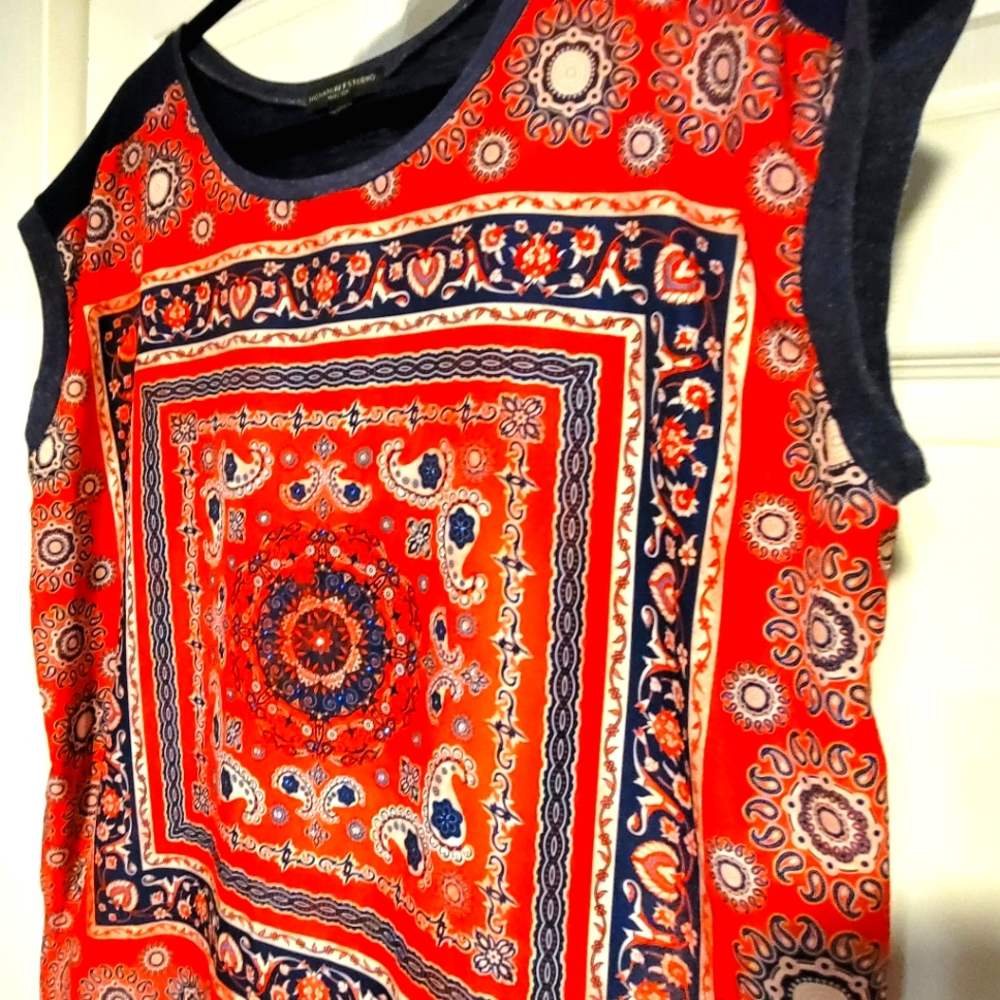 Womans sleevless lightweight blouse